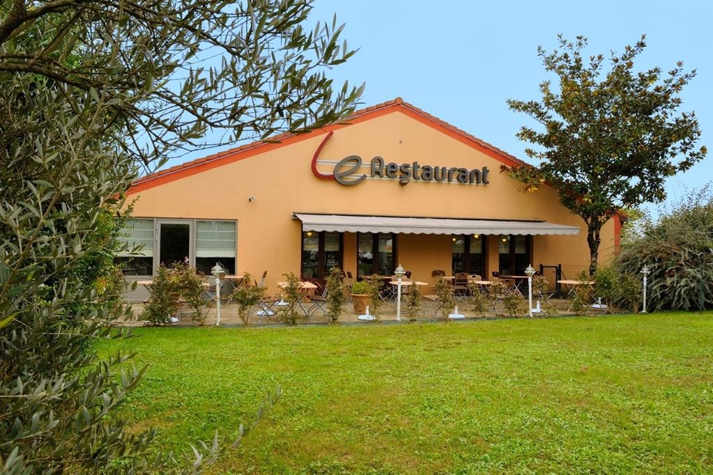 Campanile Saintes Hotel Exterior foto